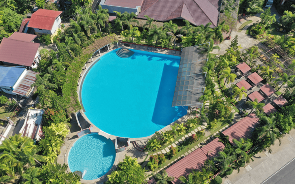 aerial view with the pool and hotels 